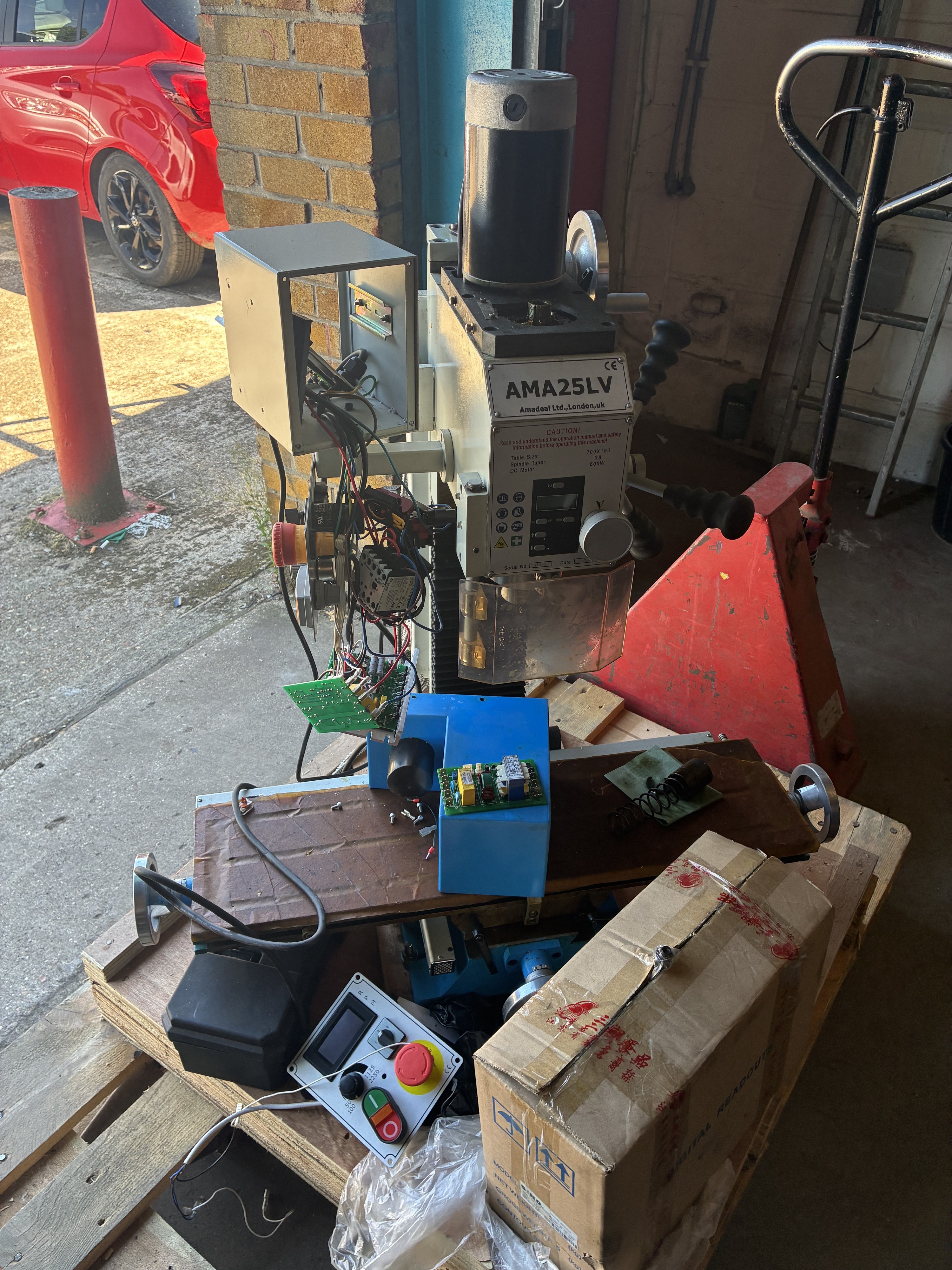 FOR REPAIRS - Amadeal AMA25LV R8 - With 3 Axis DRO